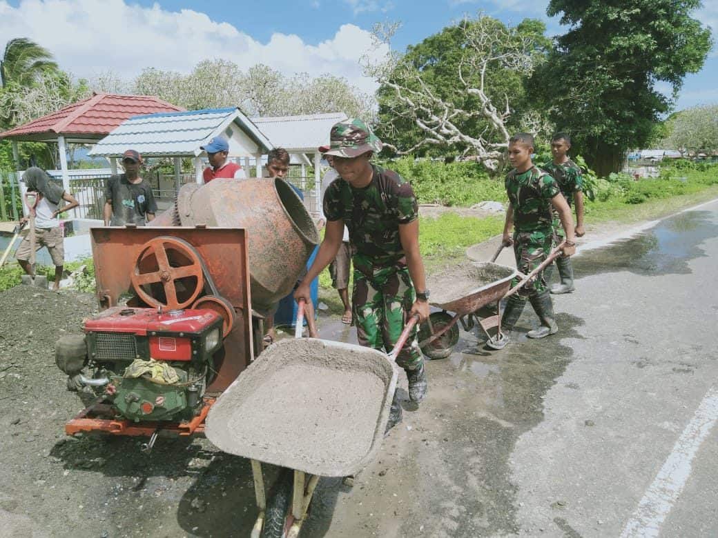 Bantu Warga Beribadah, Satgas Yonif Rk 136 Perbaiki Jalan Berkerikil Dan Licin Di Leamahu