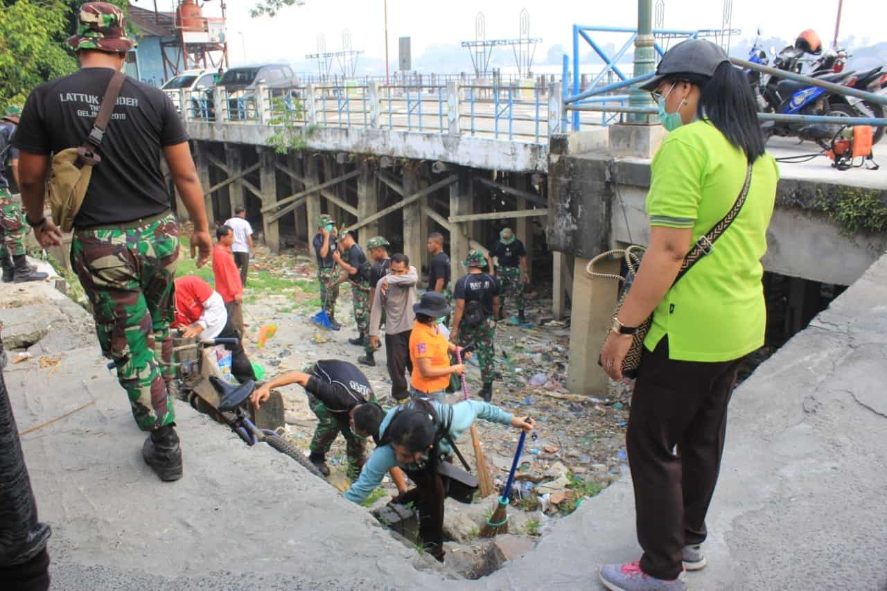Wujud Peduli Lingkungan, Yonif 631 Gelar Karya Bakti Bersihkan Sampah Di Pelabuhan Palangkaraya