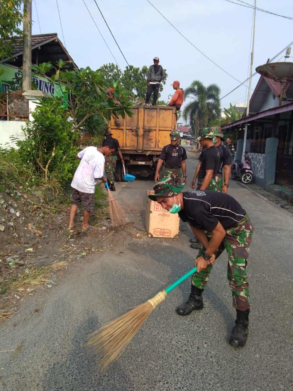 Wujud Peduli Lingkungan, Yonif 631 Gelar Karya Bakti Bersihkan Sampah Di Pelabuhan Palangkaraya