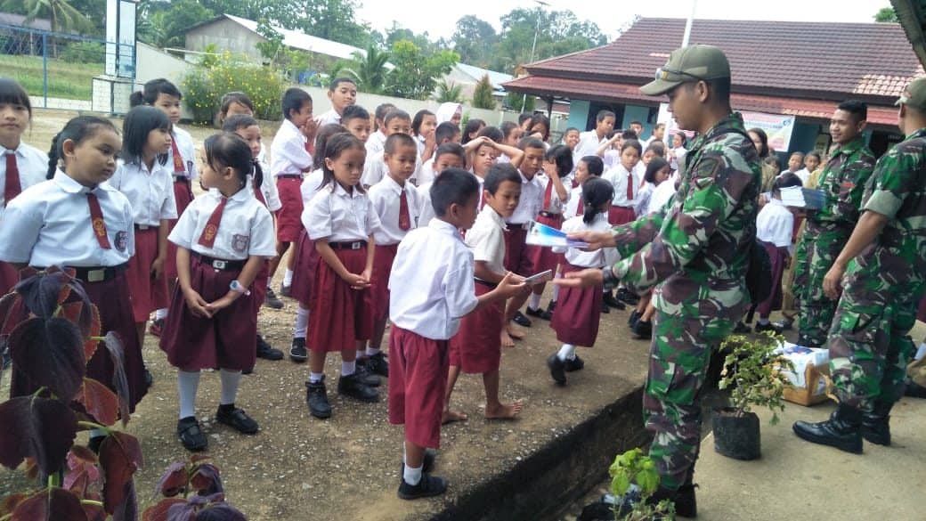 Terima Bingkisan Satgas Yonif 643 Peduli Pendidikan, Anak Perbatasan Sorak Gembira