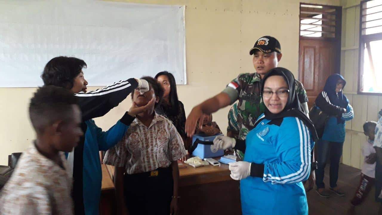 Peduli Kesehatan Anak, Satgas Yonif 725 Bersama Pkk Keerom Berikan Peyuluhan Dan Imuniasi Polio