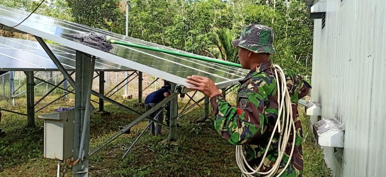 Setelah 4 Tahun Plts Rusak, Satgas Yonif 301 Terangi Kembali Malam Dusun Klawik