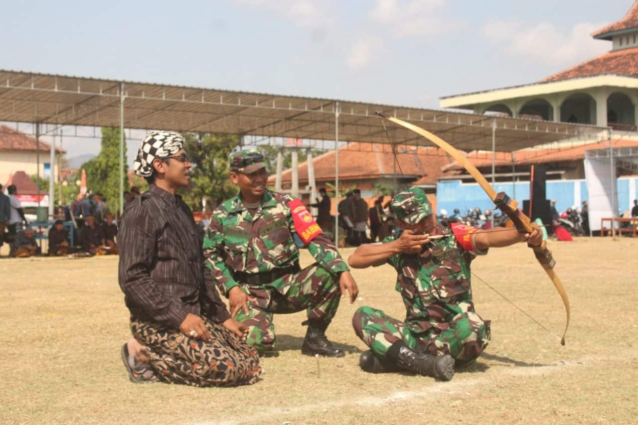 Babinsa Cawas Bantu Lestarikan Budaya Tradisional Jemparingan