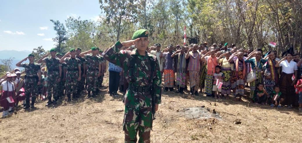 Sambut Hut Ke-74 Ri, Warga Dan Satgas Yonmek 741 Kibarkan Bendera Merah Putih Di Bukit Nainaban