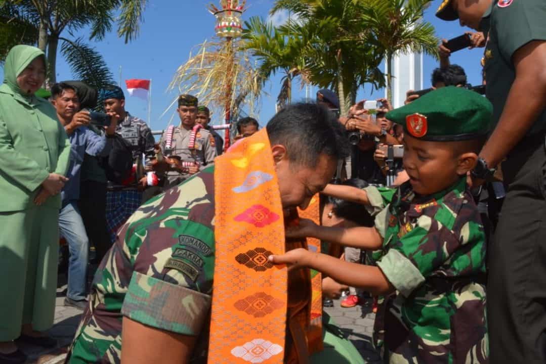 Kunjungan Kerja Di Lombok, Kasad Dianugerahi Gelar Pemben Agung Yudhe Negare