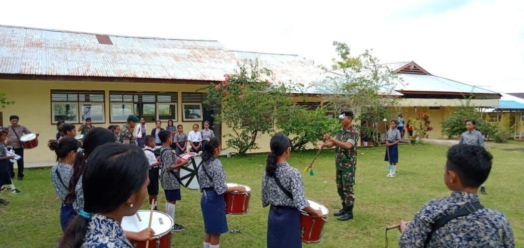 Meriahkan Peringatan HUT Kemerdekaan, Satgas Yonif RK 136 Latihkan Drumband Pelajar Saparua