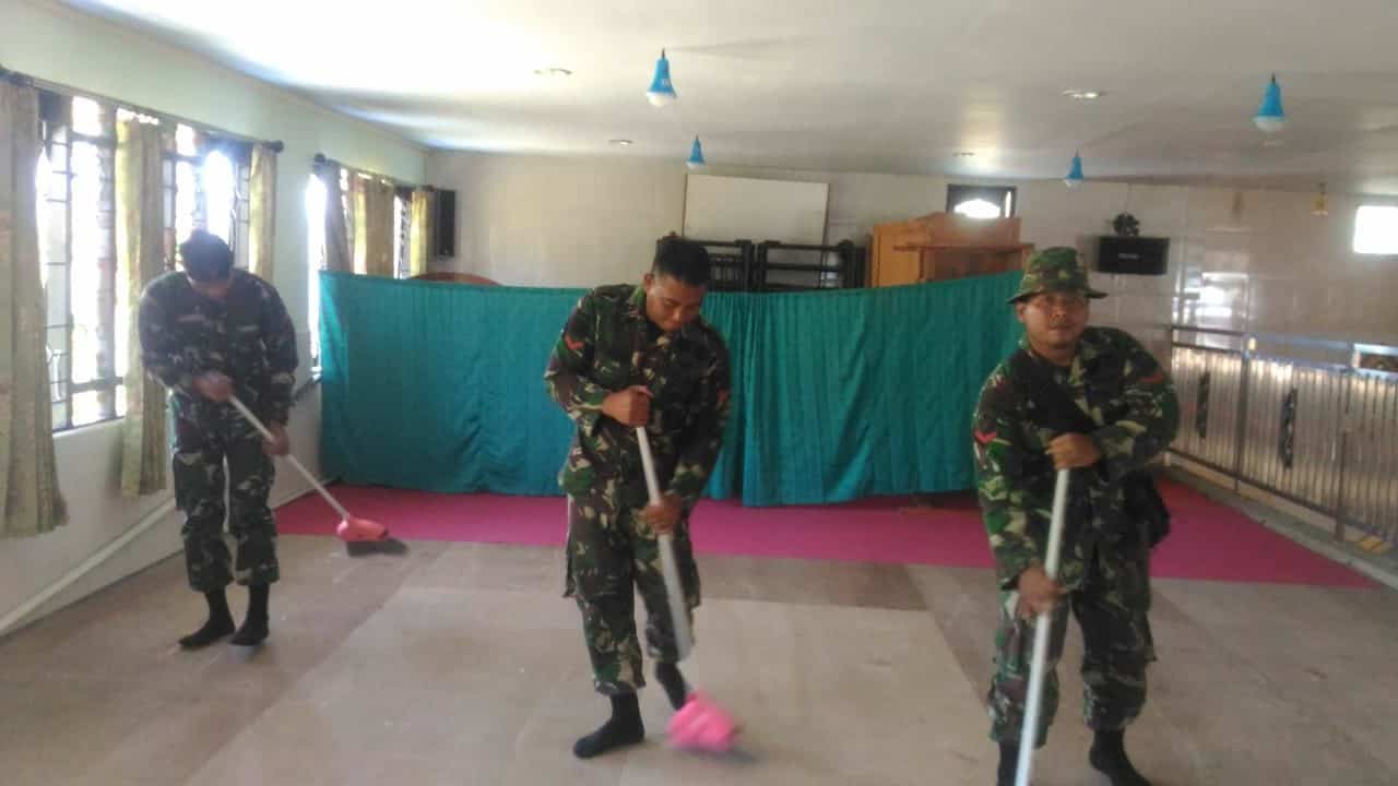 Pupuk Kebersamaan dan Toleransi, Satgas Yonif 514 Bersihkan Masjid di Puncak Jaya