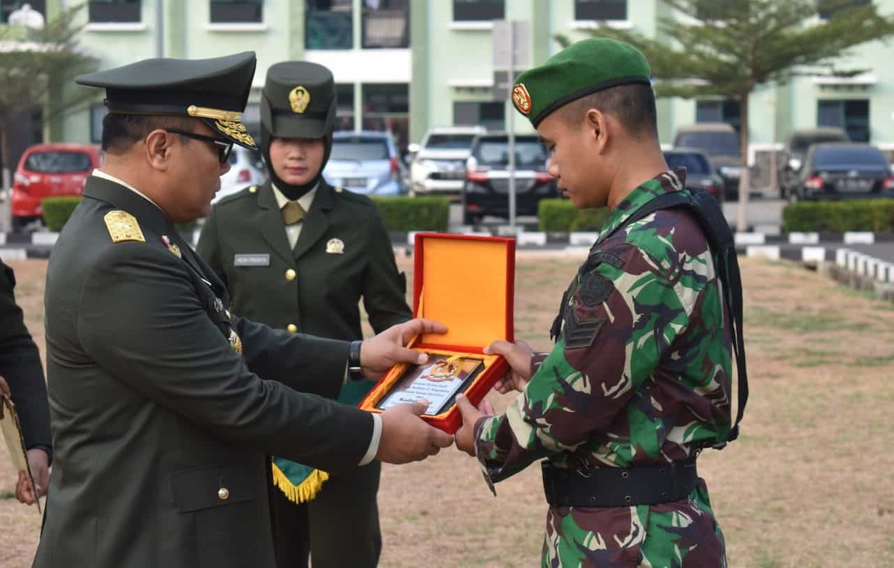 Temukan Narkoba, Serka Denni Terima Penghargaan Kadislaikad