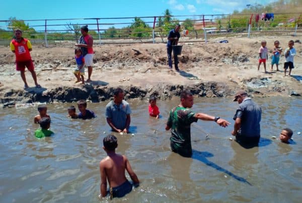 Desa Silawan Rasakan Manfaat Budi Daya Bandeng Bersama Satgas Yonif 408 Desa Silawan Rasakan Manfaat Budi Daya Bandeng Bersama Satgas Yonif 408