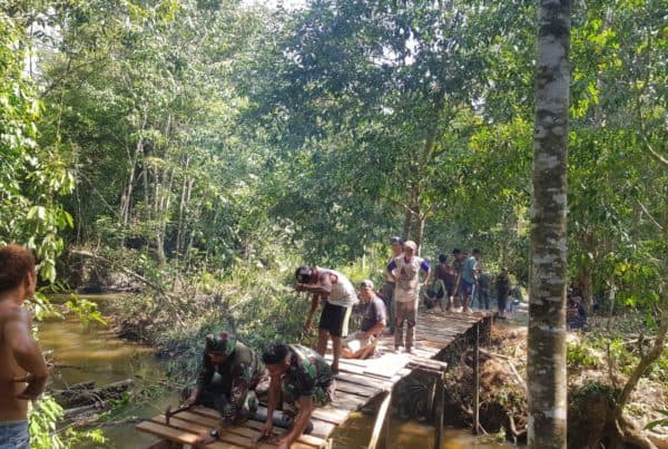 Jembatan Roboh Diperbaiki Satgas Yonif 643, Aktivitas Warga Kaliau Kembali Normal Jembatan Roboh Diperbaiki Satgas Yonif 643, Aktivitas Warga Kaliau Kembali Normal