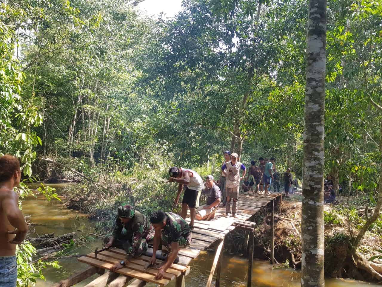 Jembatan Roboh Diperbaiki Satgas Yonif 643, Aktivitas Warga Kaliau Kembali Normal