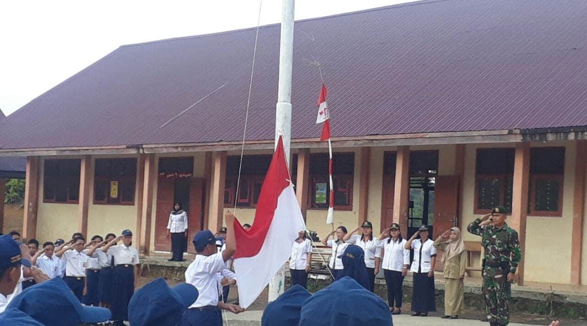 Diminta Jadi Irup, Anggota Satgas Pamtas Yonif R 303 Berikan Motivasi di SMPN Long Bagun