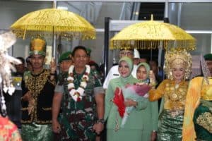 Tiba di Aceh, Kasad dan Ny. Hetty Andika Perkasa Disambut Upacara Adat Peusijuek