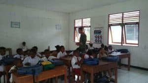 Peduli Pendidikan, Satgas Yonif Pr 328 Bantu Perlengkapan Sekolah Pelajar Mosso.