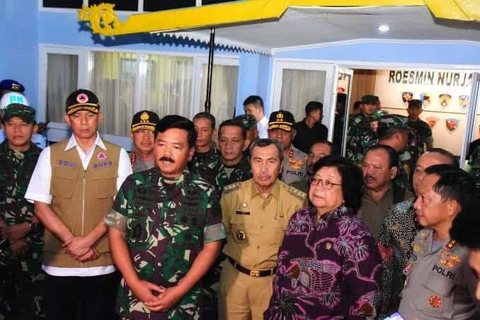 Panglima TNI : TNI Lakukan Water Boombing, Padamkan Kebakaran Hutan di Riau