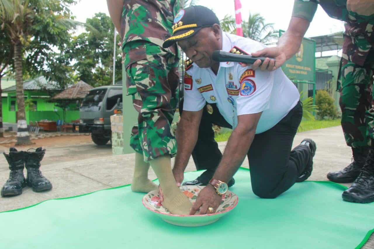 Wujud Penghargaan dan Doa Bagi Satgas Yonif PR 328, Warga Skouw Gelar Tradisi Mansorandak