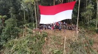 atgas Yonmek 643 Kibarkan Merah Putih di Puncak Gunung Entinyuh