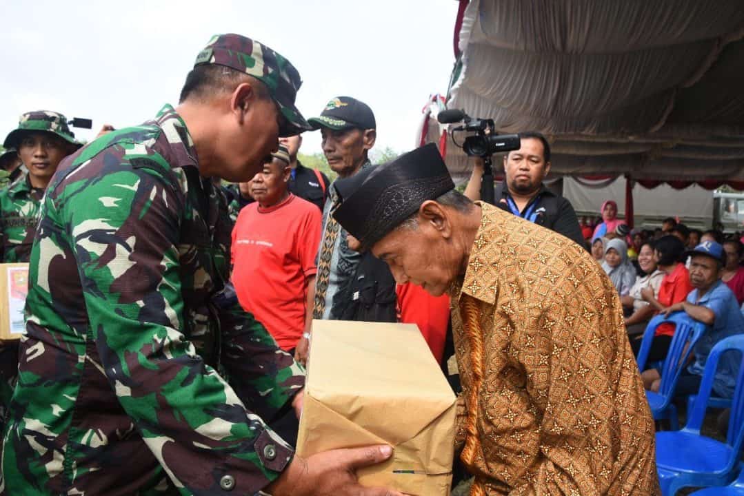 Wujud Terima Kasih, TNI AD Bagikan Ribuan Sembako dan Pengobatan Gratis di Martapura