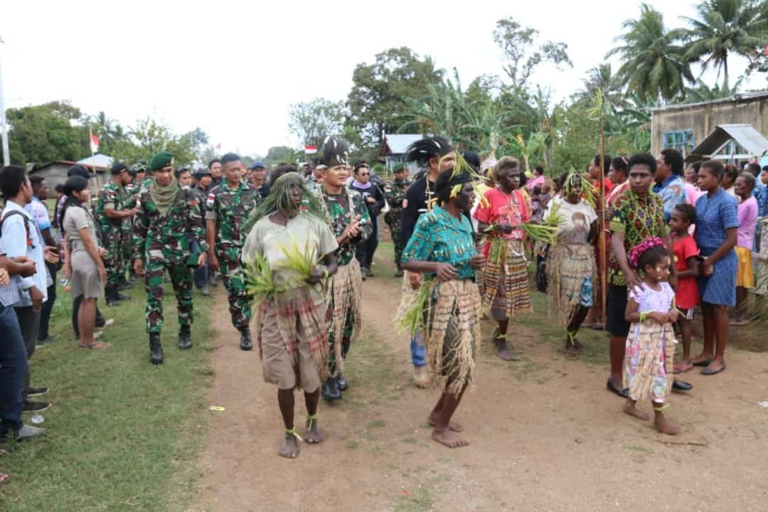 Touring Kemerdekaan, Satgas Pamtas Yonif MR 411 Berbagi Kebahagiaan di Naukenjerai