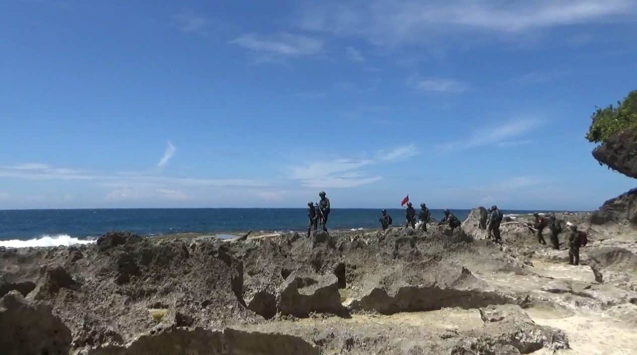 Turuni Tebing Terjal Tepi Laut, Satgas Yonif 713 Temukan Patok Batas Peninggalan Hindia Belanda di Skouw