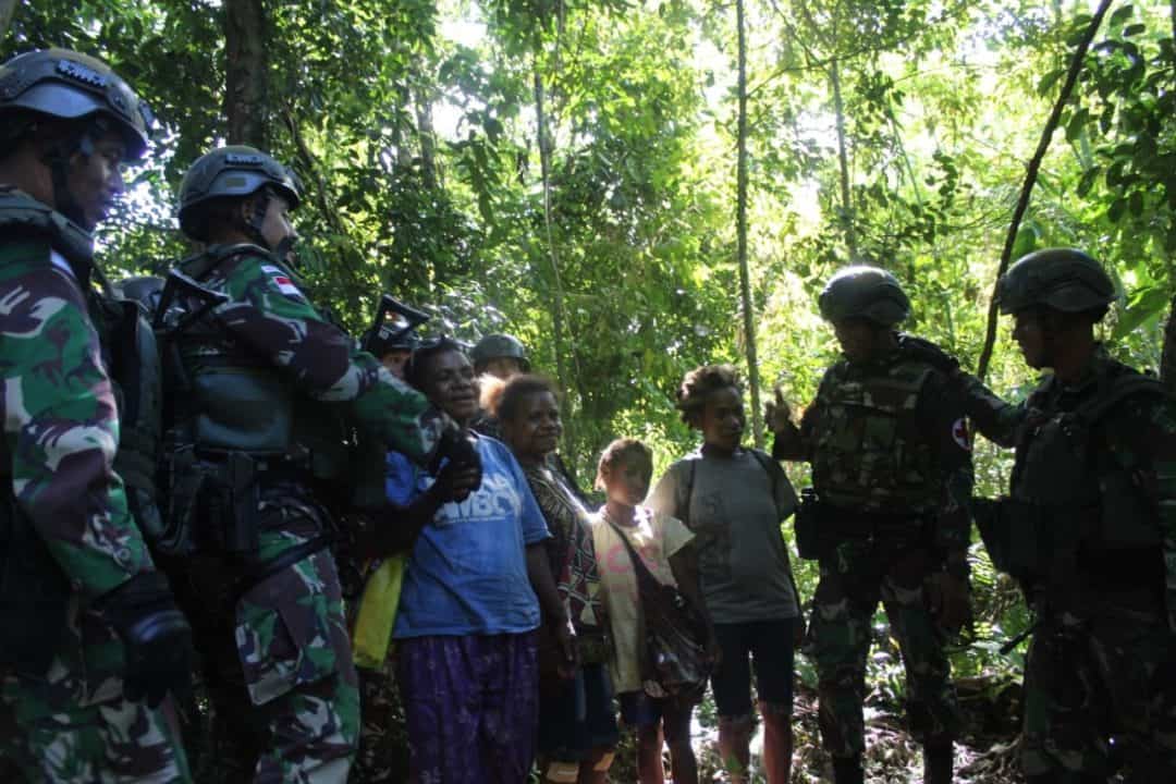 Mama Lusi : Banyak Terima Kasih, Bapak TNI Membantu Keluarga Saya