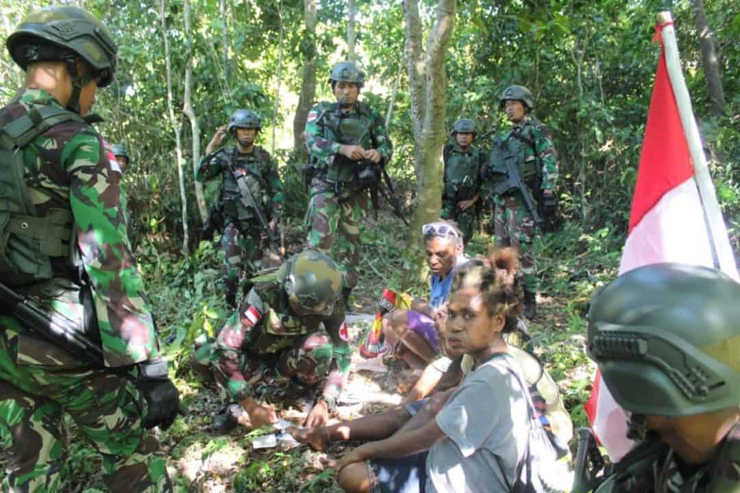 Mama Lusi : Banyak Terima Kasih, Bapak TNI Membantu Keluarga Saya