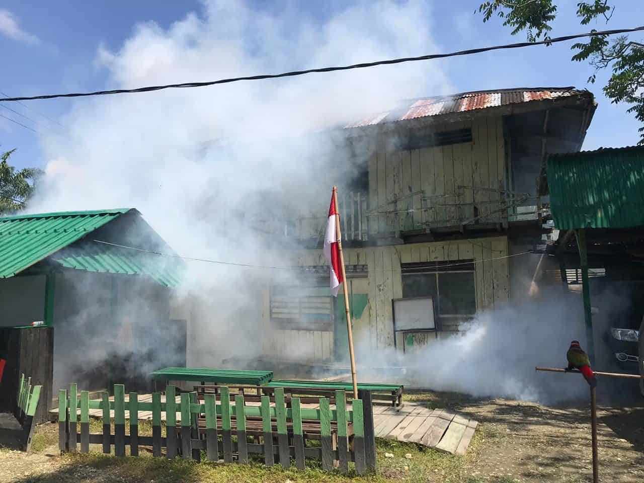 Cegah Malaria di Perbatasan RI-PNG, Satgas Yonif R 509 Fogging Rumah Warga