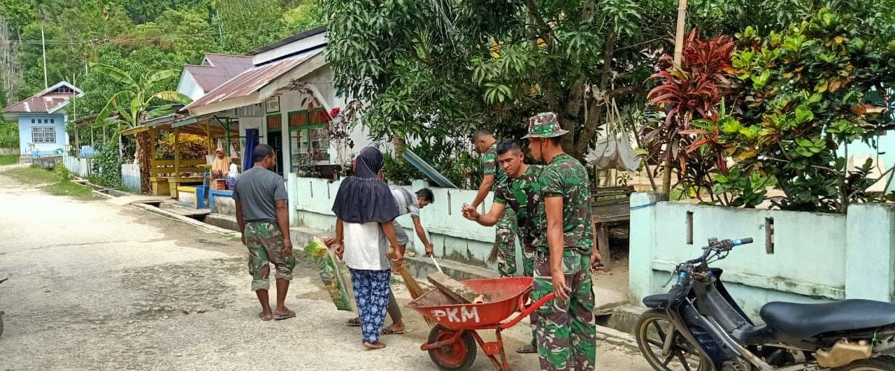 Cegah Banjir di Halmahera Tengah, Satgas Yonif 734 Bersihkan Saluran Air