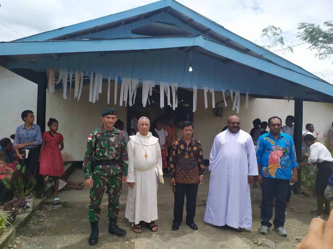 Sukseskan Acara Krisma, Satgas Yonif R 300 Jaga Kerukunan Umat Beragama di Papua