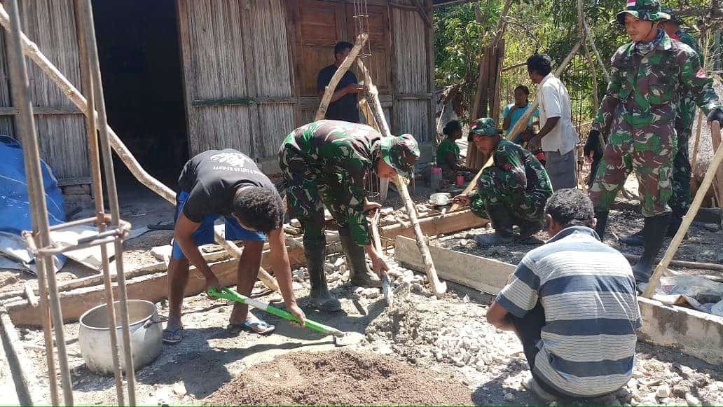 Satgas Yonif 132/BS Bantu Pembangunan Rumah Warga Desa Nainaban