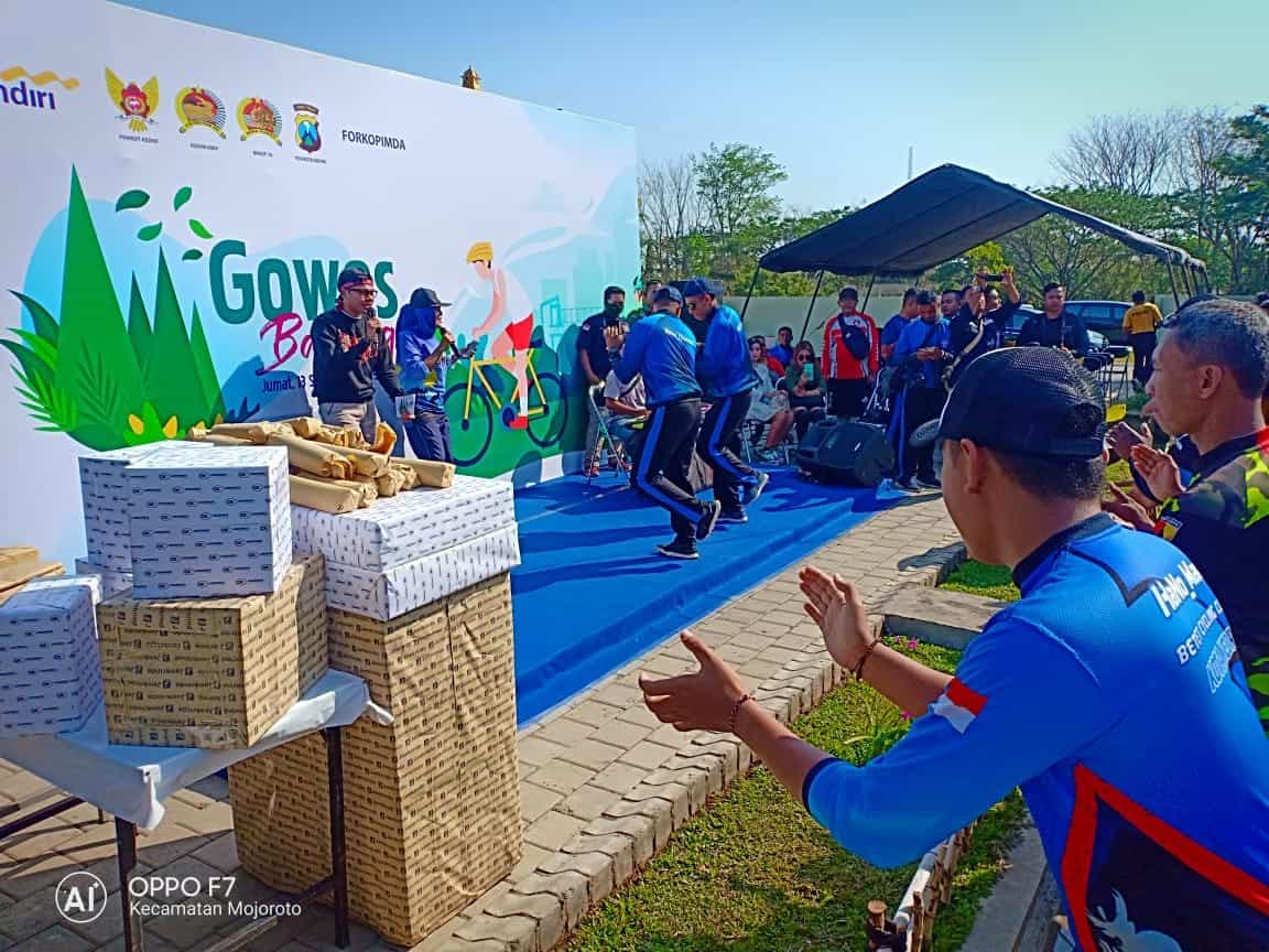 Perkuat Sinergitas, Yonmek 521 Gowes Bareng Masyarakat Kediri