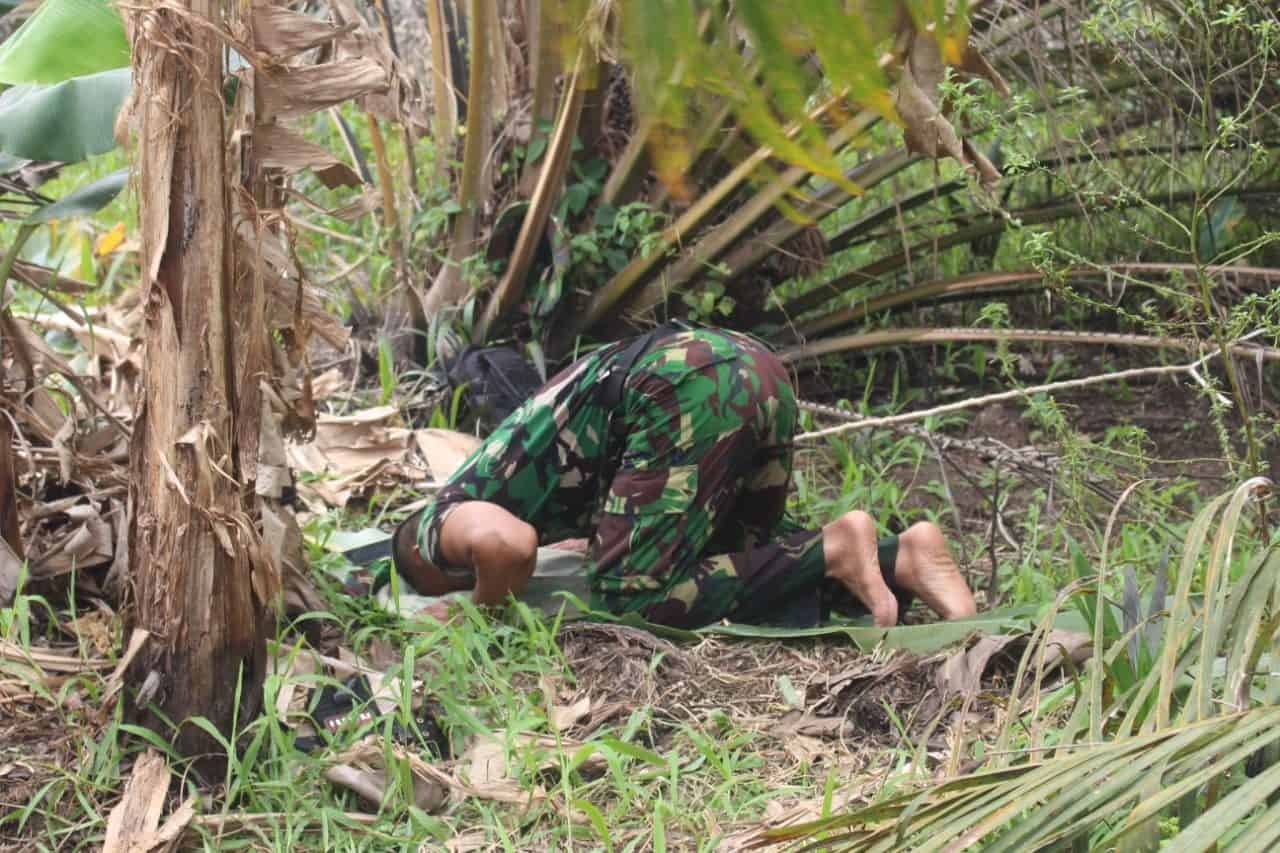 Berjibaku Padamkan Karhutla, Prajurit TNI Sholat Beralaskan Daun Sawit