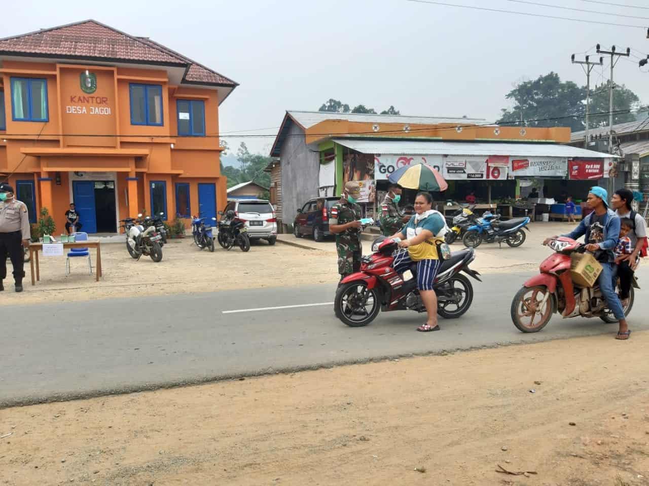 Cegah Dampak Asap Karhutla di Kalbar, Satgas Pamtas Yonif 643 Bagikan 1.000 Masker