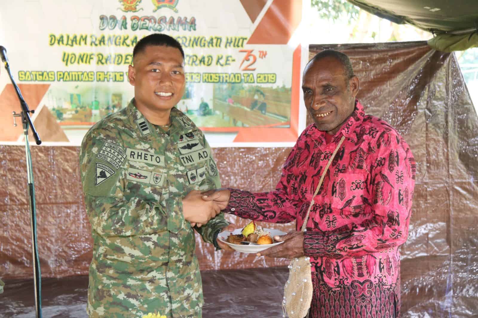 Berikan Santunan Anak Yatim, Satgas Yonif R 509 Bangun Kebersamaan di Perbatasan RI-PNG