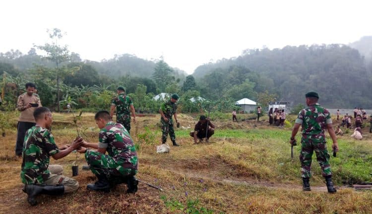 Lestarikan Alam, Satgas Yonif RK 136 Tanam Ribuan Pohon di Ambon