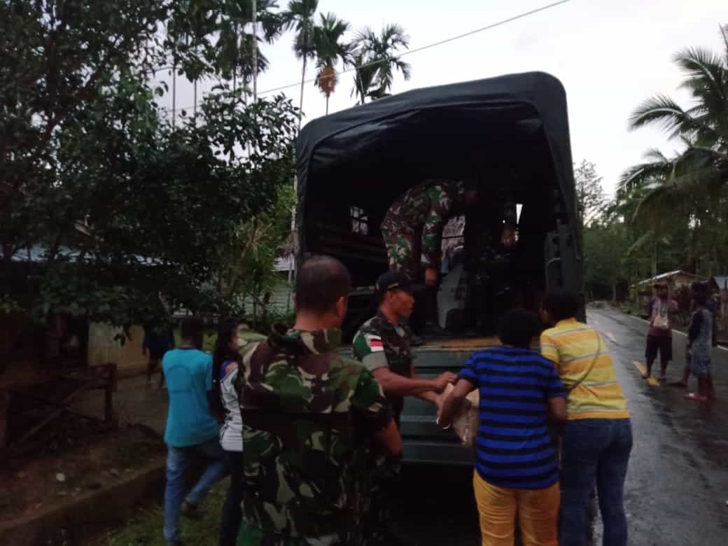 Peduli Warga Distrik Yafi, Satgas Pamtas Yonif 509 Bantu Angkut Bahan Makanan