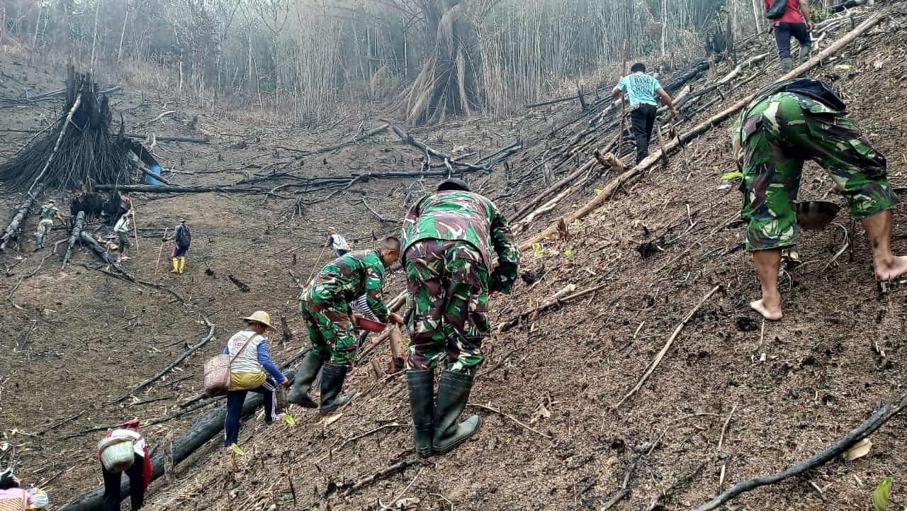 Bangun Kebersamaan dan Gotong Royong, Satgas Pamtas Yonmek 643 Bantu Warga Tanam Padi