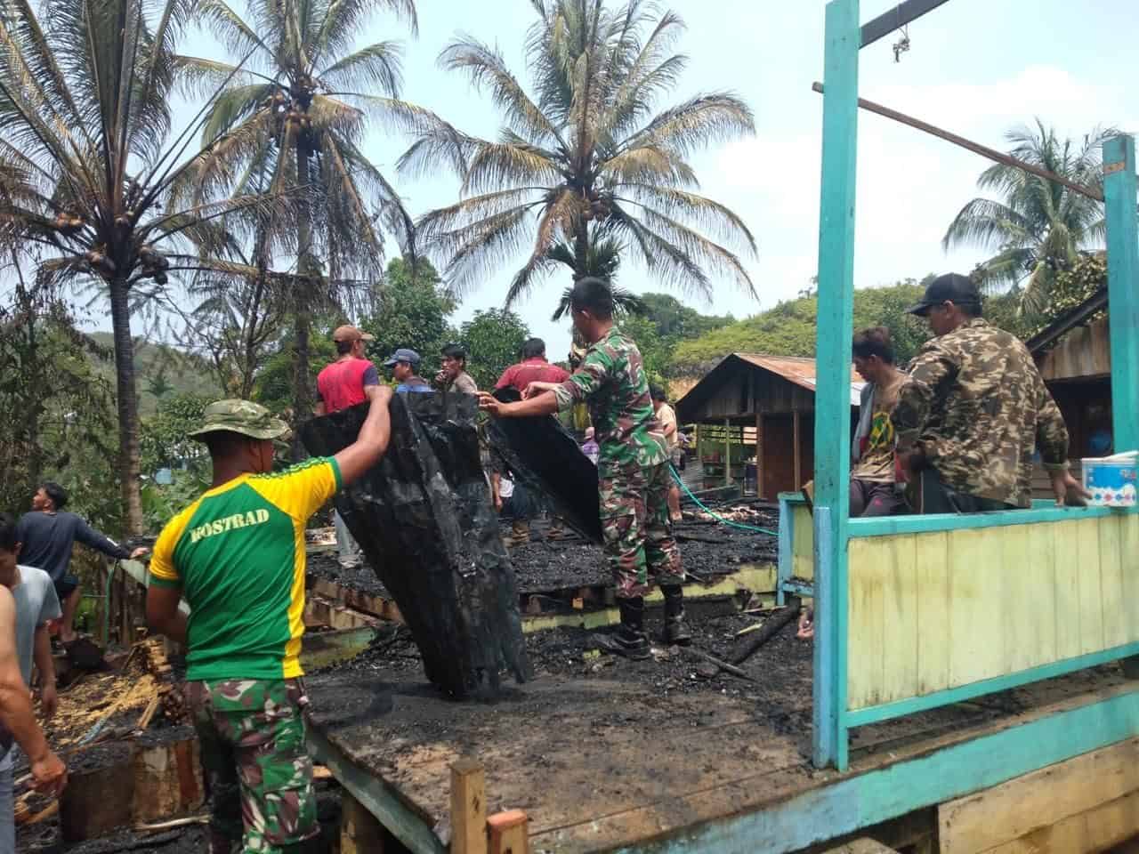 Rumah Hangus Terbakar, Lie Lahang Dievakuasi Satgas Yonif R 303