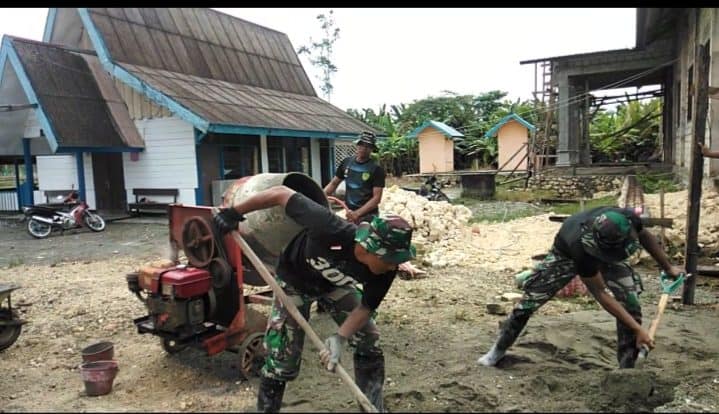 Turut Bangun Pondasi Gereja, Warga Apresiasi Satgas Yonif R 300