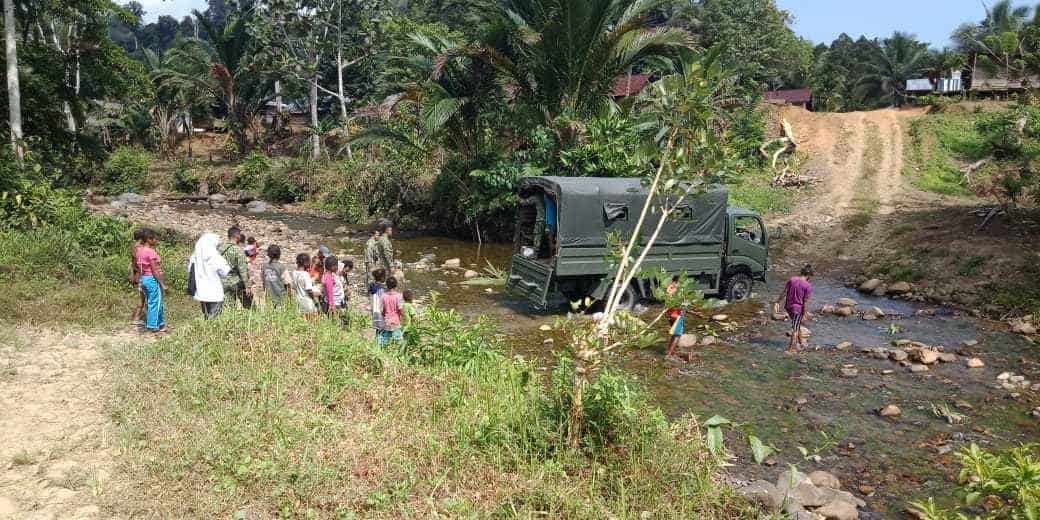 Kendala Jembatan Tidak Merintangi Satgas Yonif Raider 509 Berikan Pengobatan Gratis Warga Papua