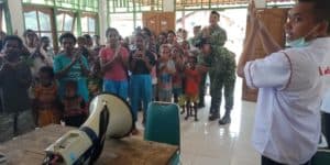 Kendala Jembatan Tidak Merintangi Satgas Yonif Raider 509 Berikan Pengobatan Gratis Warga Papua