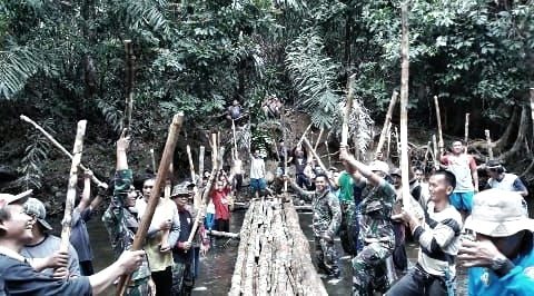 Lestarikan Budaya Lokal, Satgas Yonif 303 dan 600 Warga Gelar Menuba