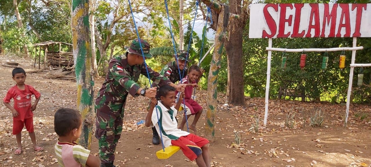 Satgas Pamtas Yonif Raider 142/Kj Berbagi Kebahagiaan Bersama Anak-Anak di Perbatasan