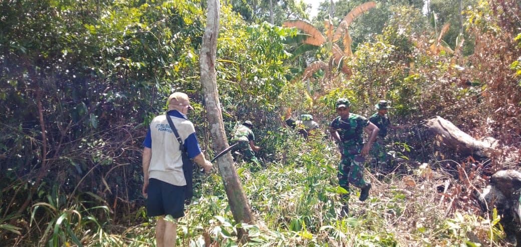 40 KK Warga Kampung PNG Gabung NKRI, Satgas Yonif MR 411 Buatkan Akses Jalan