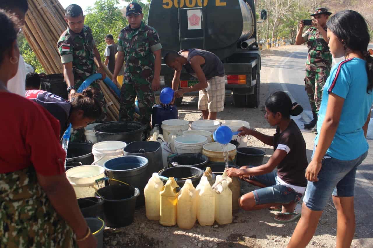 Atasi Dampak Kemarau di Belu, Satgas Yonif 142 Pasok Air Bersih