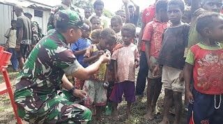 Peduli Kesehatan Warga Papua, Satgas Yonif R 300 Gelar Pengobatan Massal Kampung Terpencil di Keerom