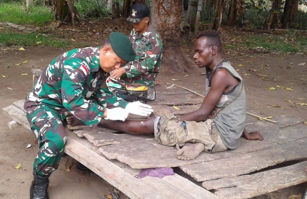 Peringati HUT TNI, Satgas Yonif 411 Gelar Baksos Kesehatan Serentak