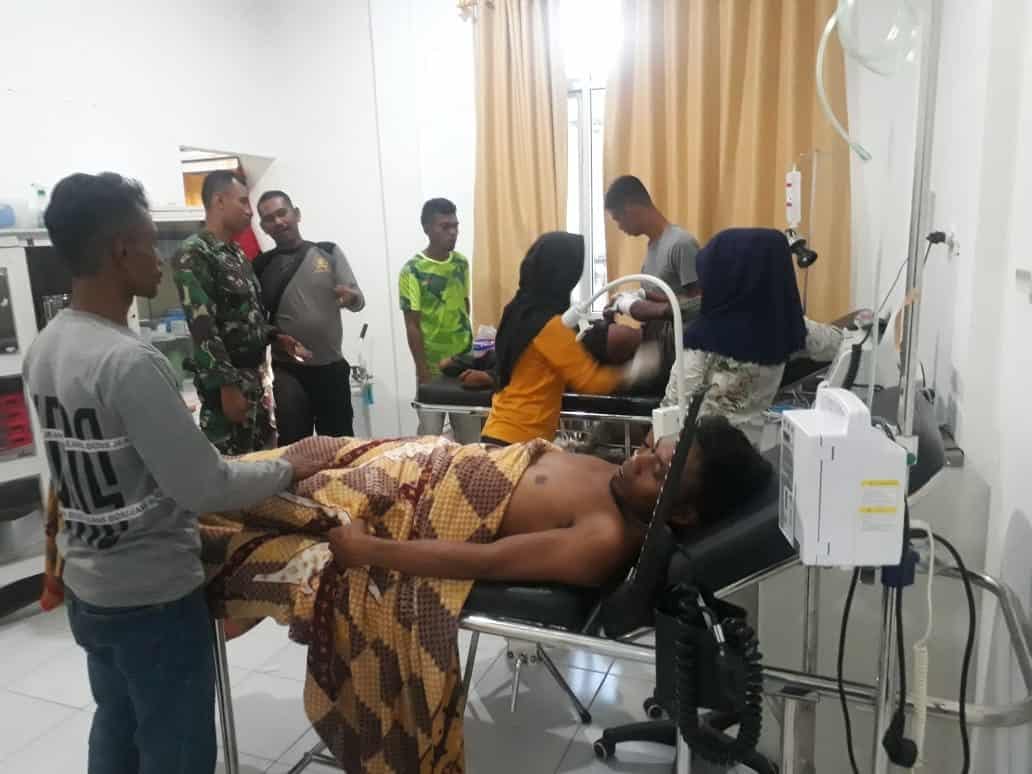 Alami Penikaman, 2 Warga Balohang Diselamatkan Satgas Yonif 734