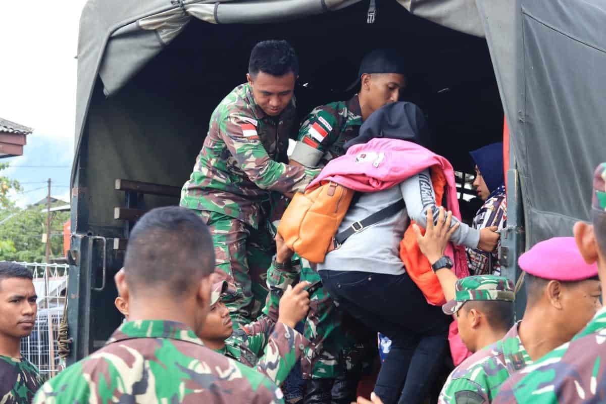 Tingkatkan Solidaritas, Satgas Raider 300 Bantu Evakuasi Pengungsi Wamena di Bandara Sentani