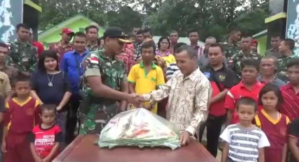 Nasi Tumpeng dan Senpi, Hadiah Warga Kalbar bagi Satgas Yonmek 643 di HUT Ke-74 TNI